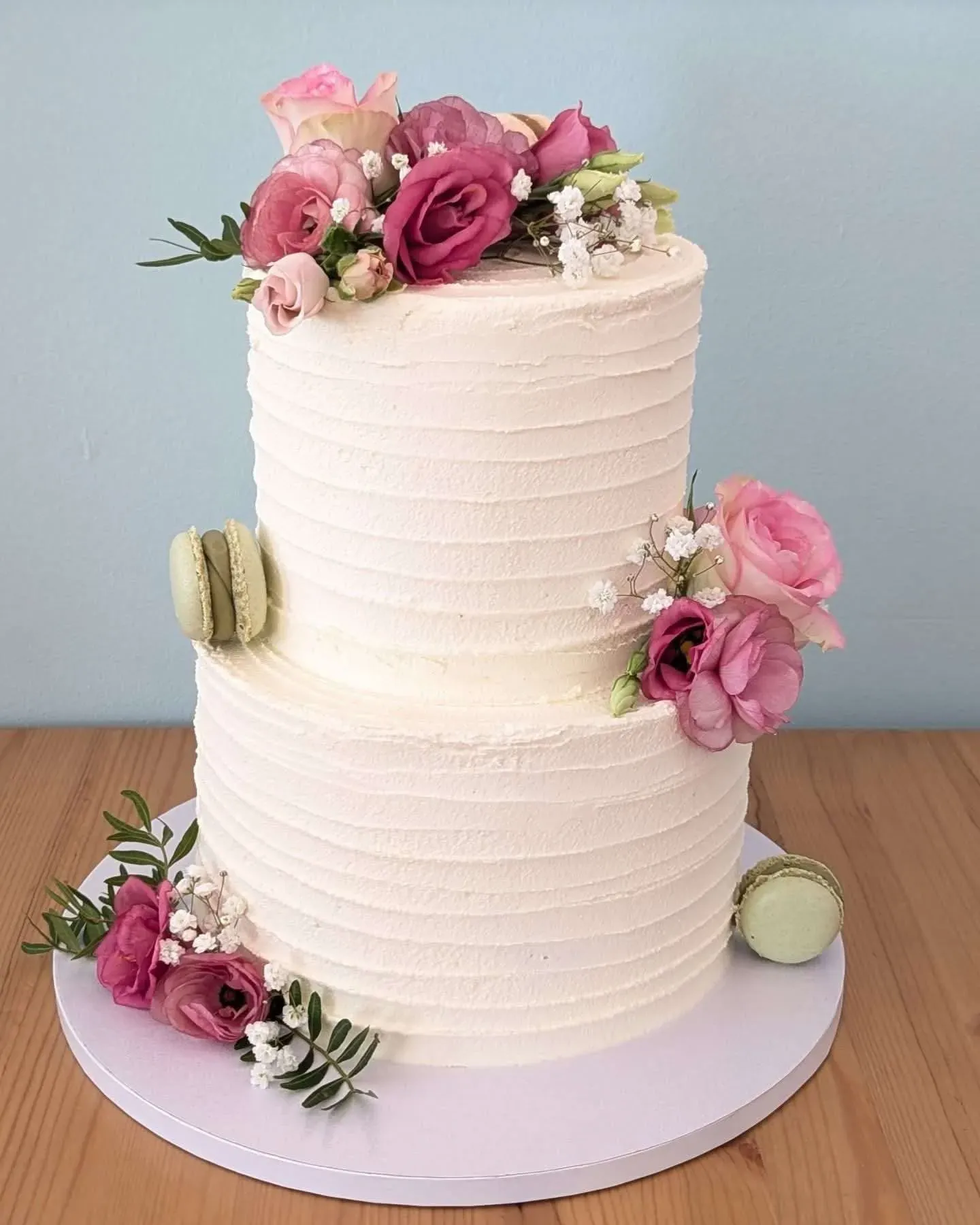 NUNIQUE Konditorin beim Verzieren einer Torte